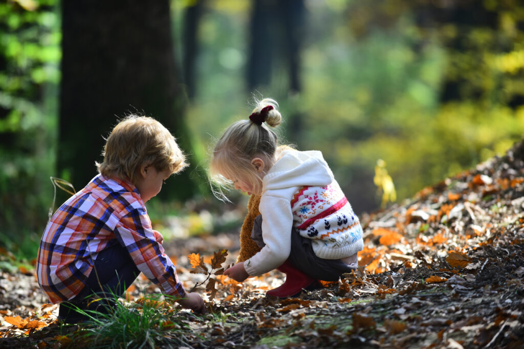 Zwei Kinder spielen im Wald