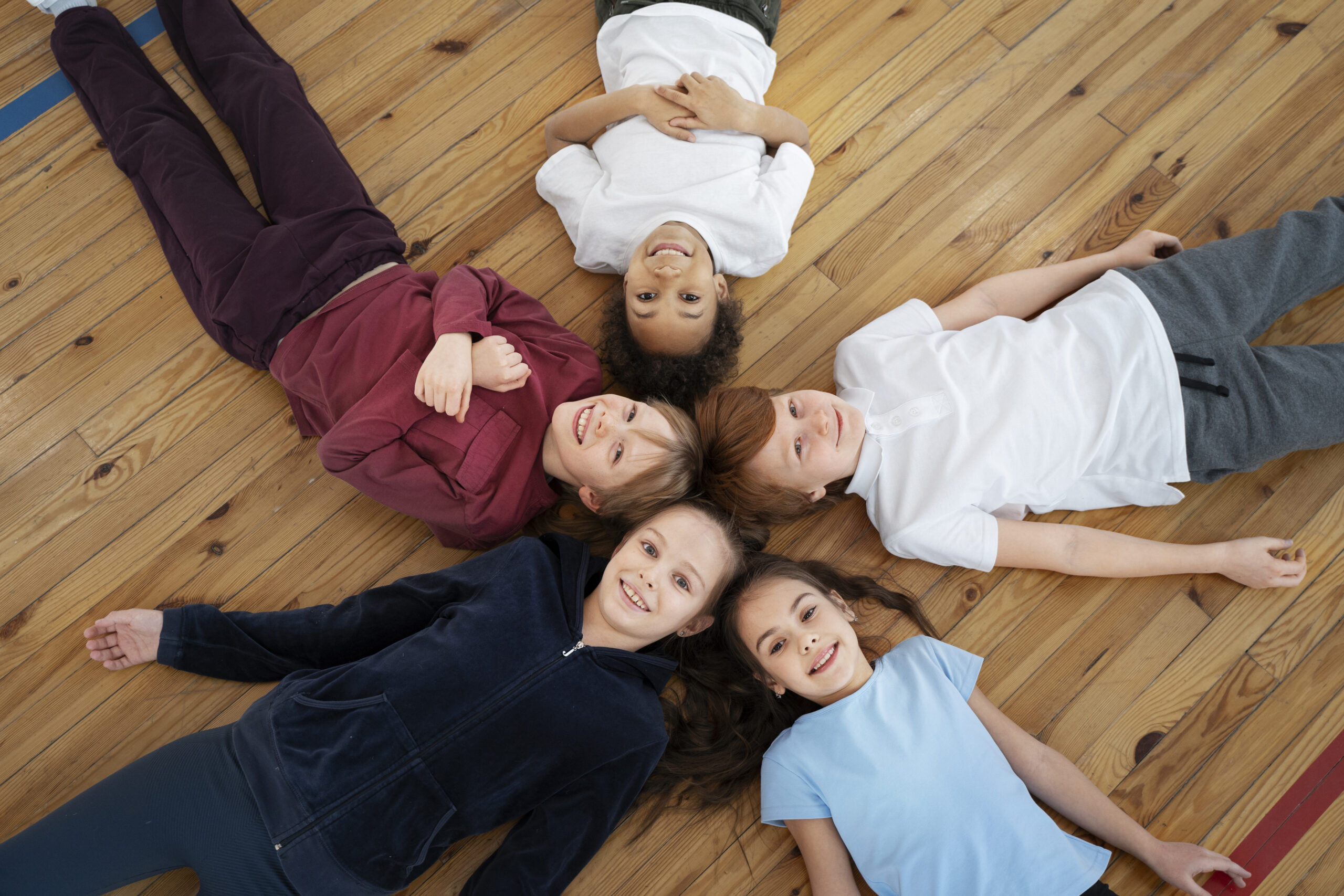 Foto von liegenden Kindern